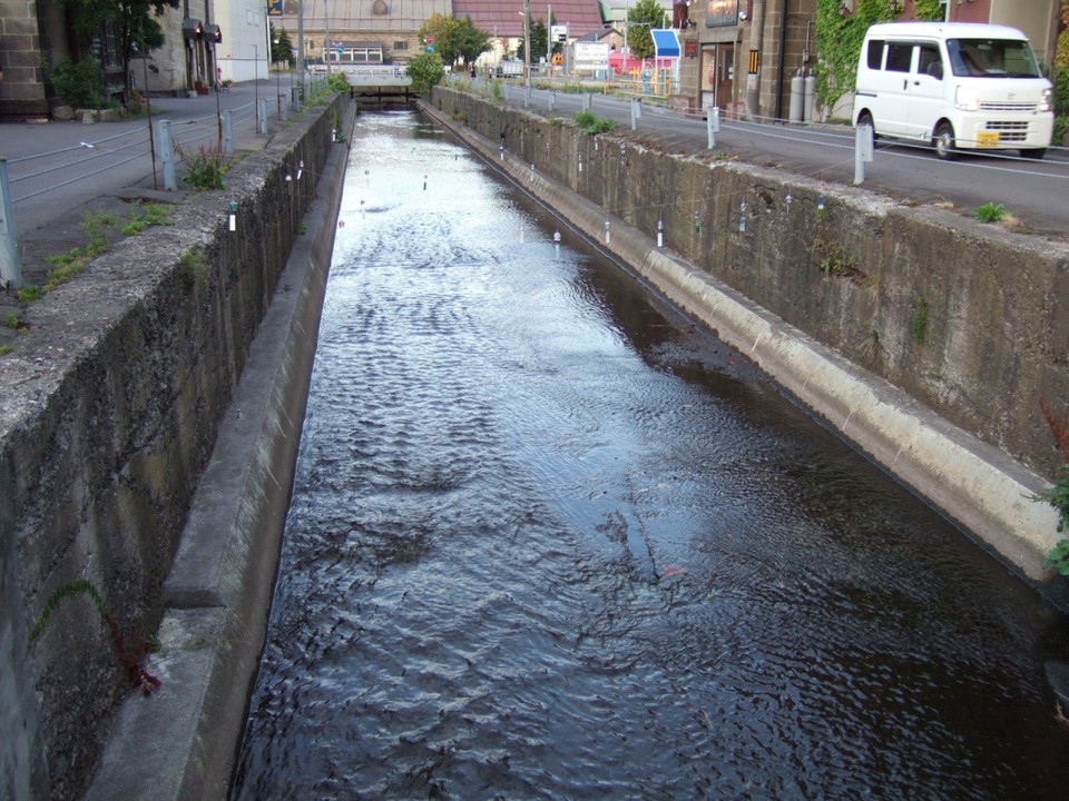 真ん中を流れる川には風鈴がかけられていました