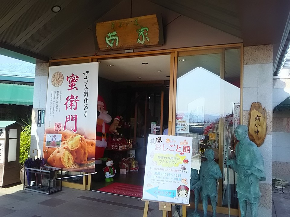 玄関前は雨の日も濡れなくてすみそうです(運転手以外は)