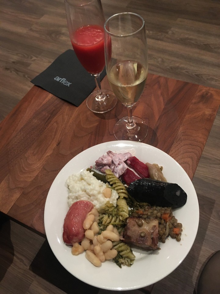 パーティでの美味しいお料理とお酒！テーブルもアルフレックス！