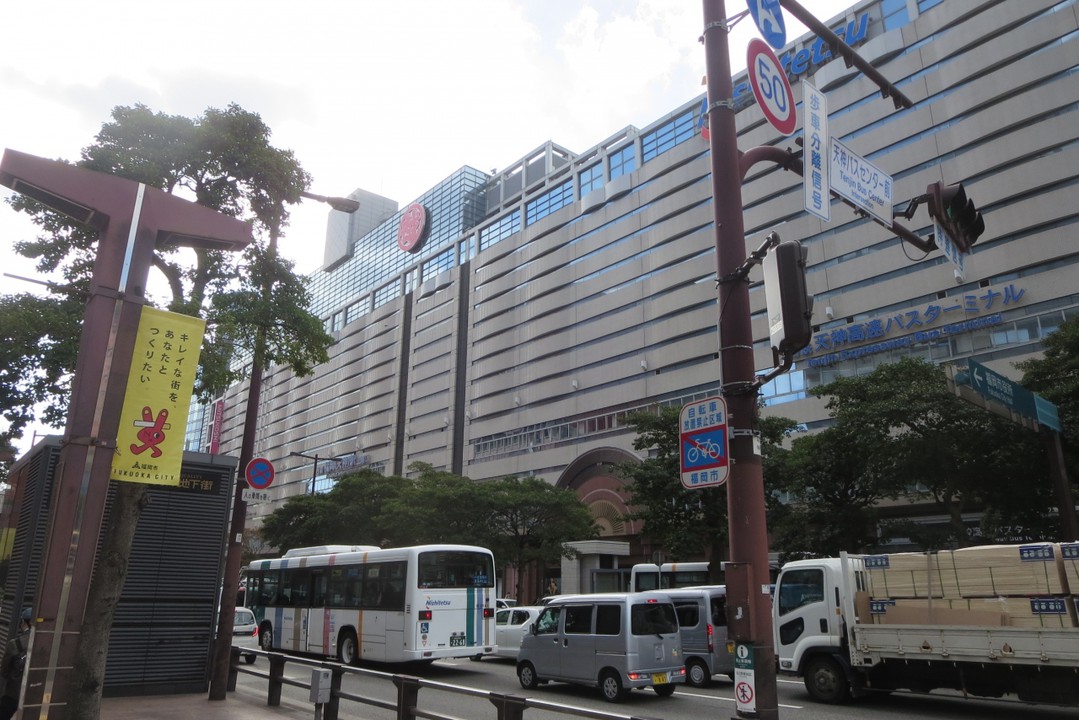 渡辺通り越しに福岡三越を見る。右手が西鉄天神駅です。