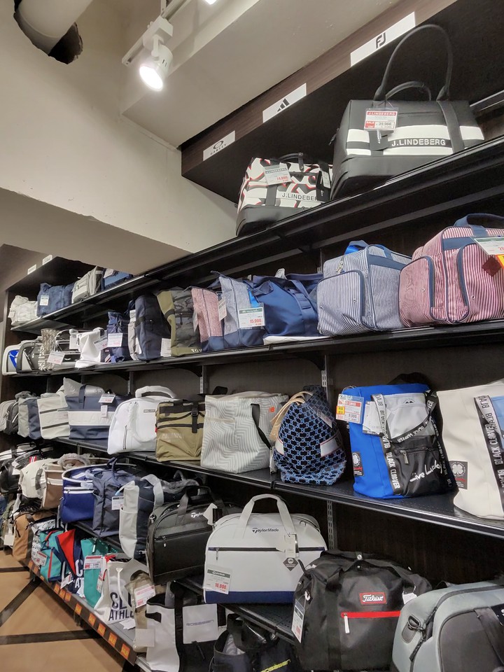 Victoria Golfの店舗の店内のゴルフ商品