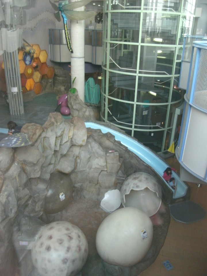 吹き抜けの屋内。いろいろオブジェ、滑り台