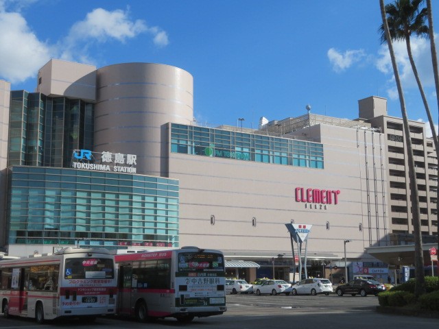 お土産屋さんがたくさんあります