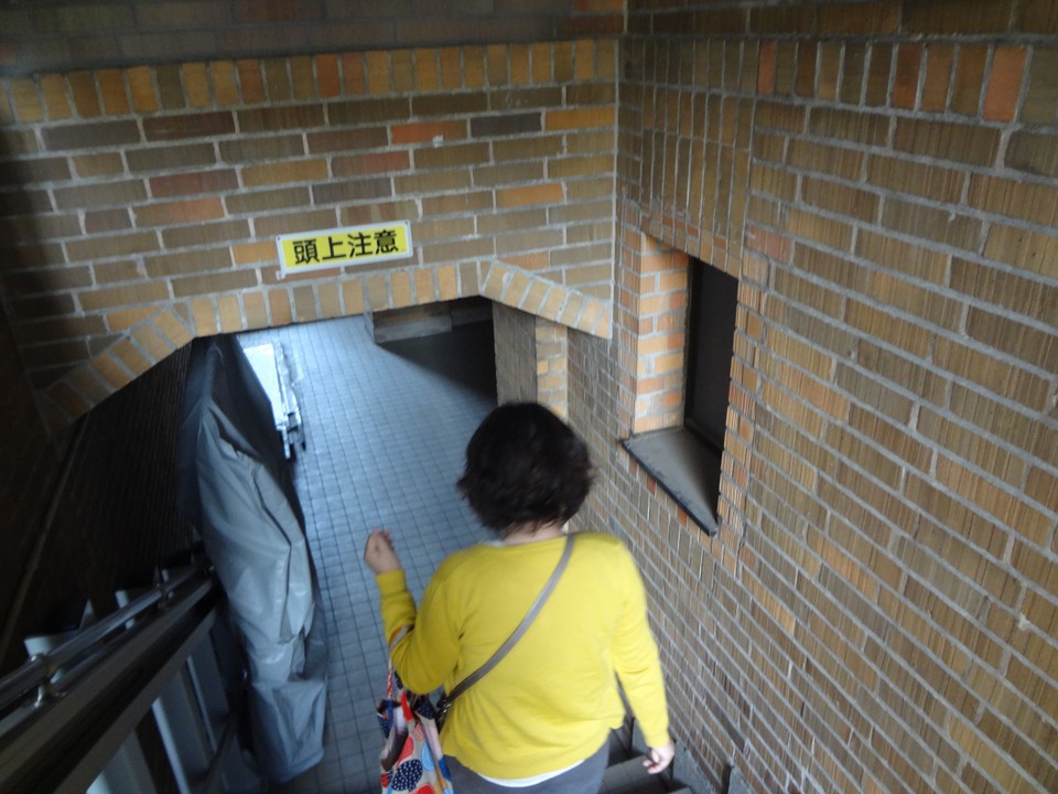 階段を降りる・・・