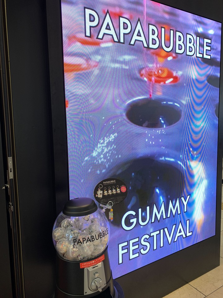 PAPABUBBLE相鉄ジョイナス店の横にある画面広告とガチャガチャの機械