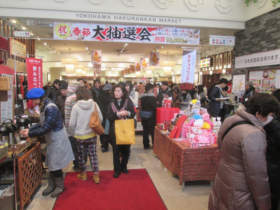 １階は大きめのお土産店になっています