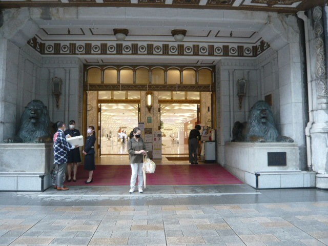 日本橋三越の本館の入口の左右に、ライオンの像が置かれています