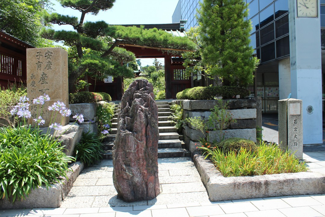 若宮大路側の門