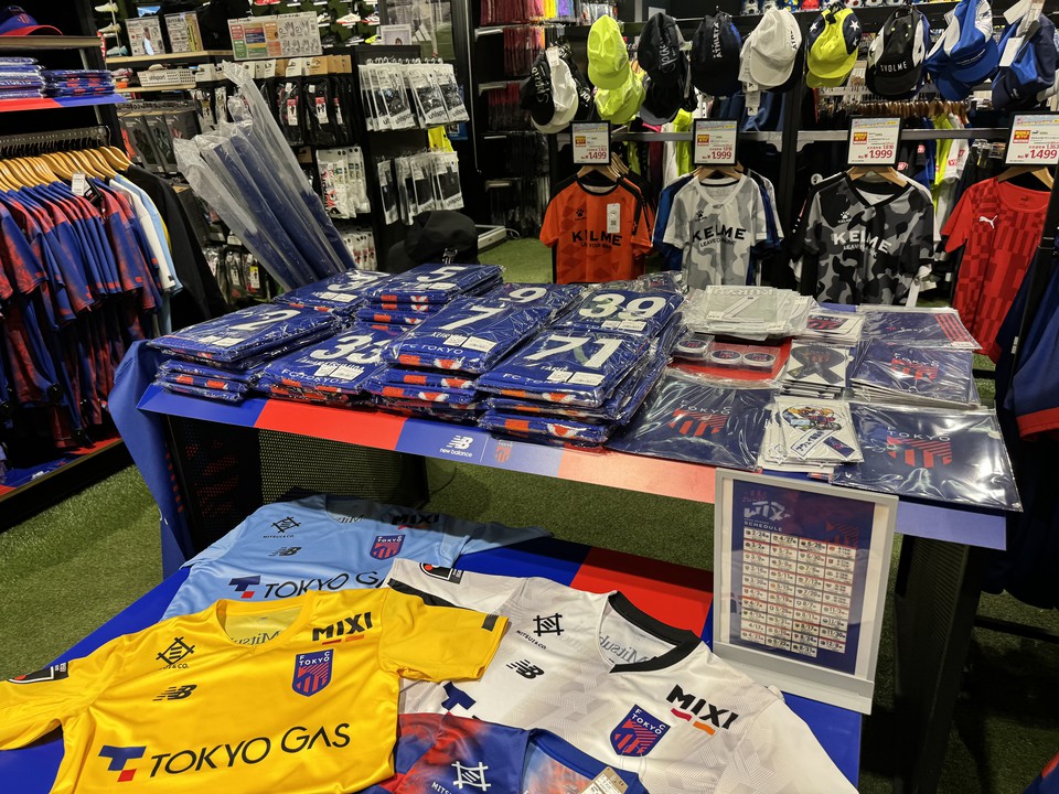 Alpen Tokyoの店内のサッカー用品の売り場の様子