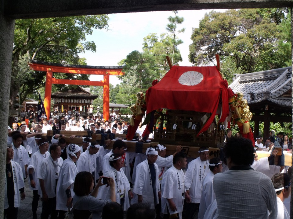竹神輿が鳥居の外へつづきます。