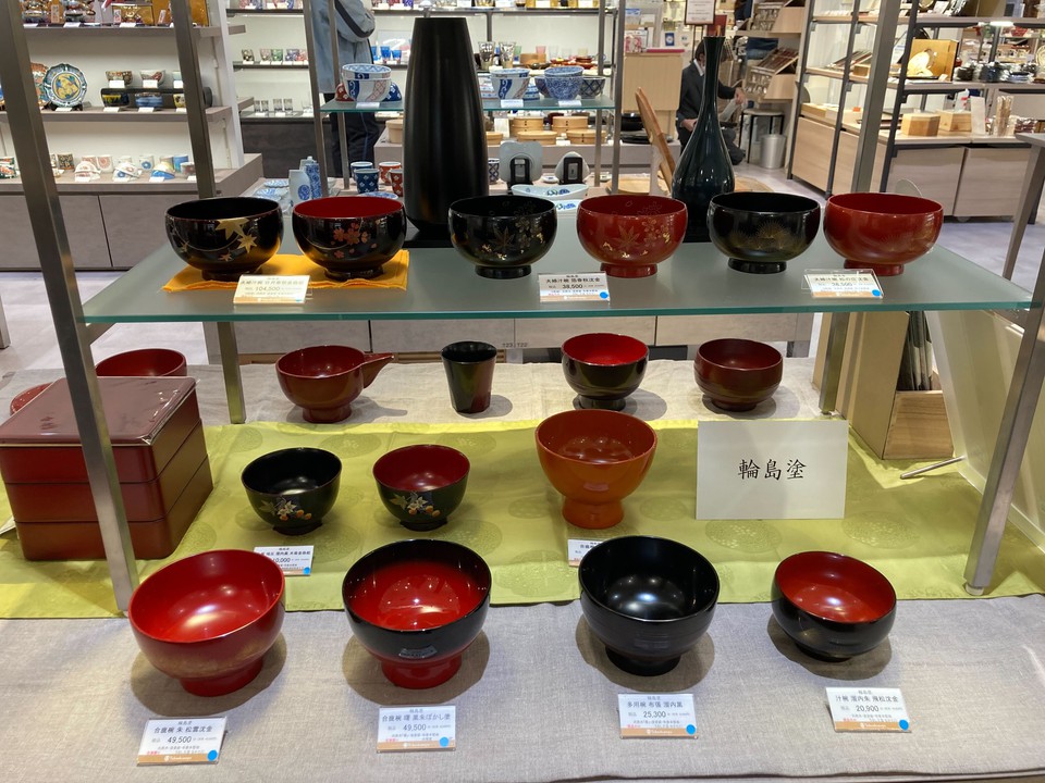 新宿高島屋 和洋食器売り場　棚に輪島塗のお椀が並んでいる