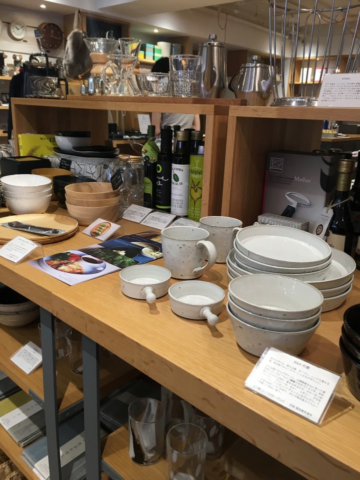 ベーシックアンドアクセント自由が丘店の内観画像。