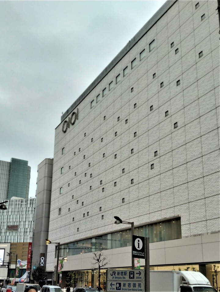 新宿伊勢丹の新宿通りを挟んで向かい