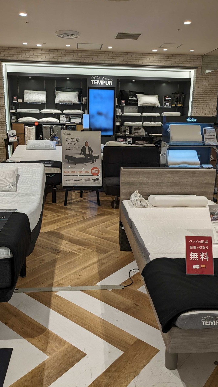 テンピュールのベッドや枕が展示されている店内画像