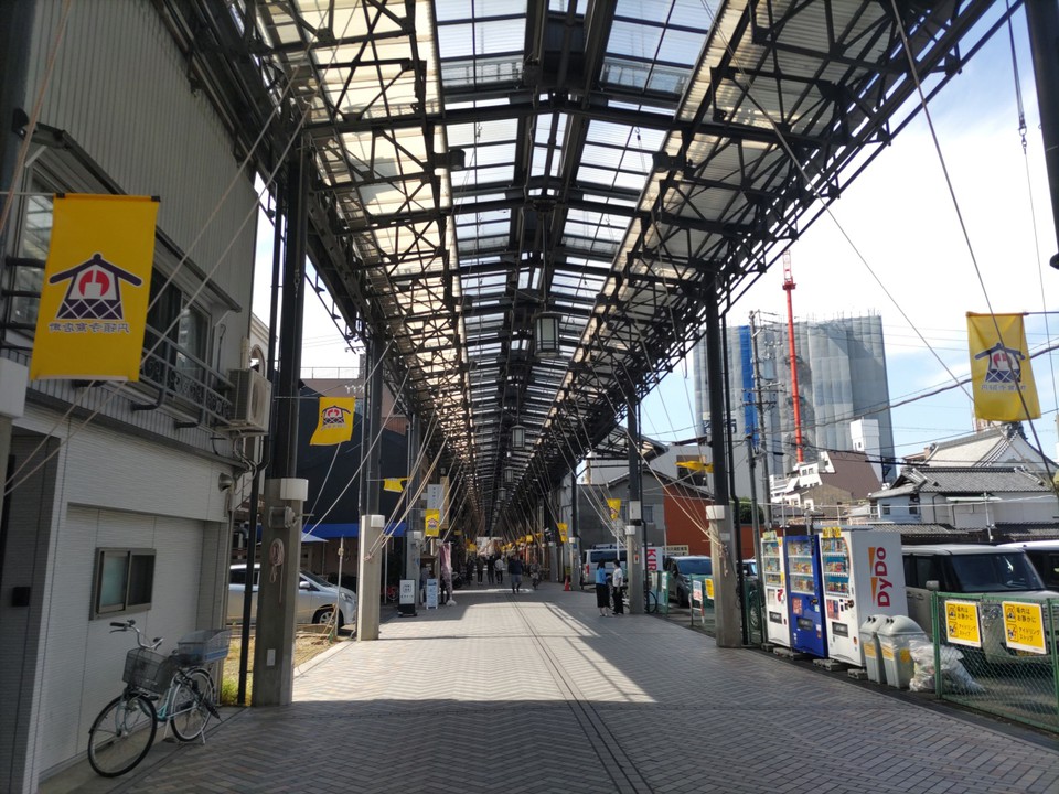 昭和の雰囲気の商店街。