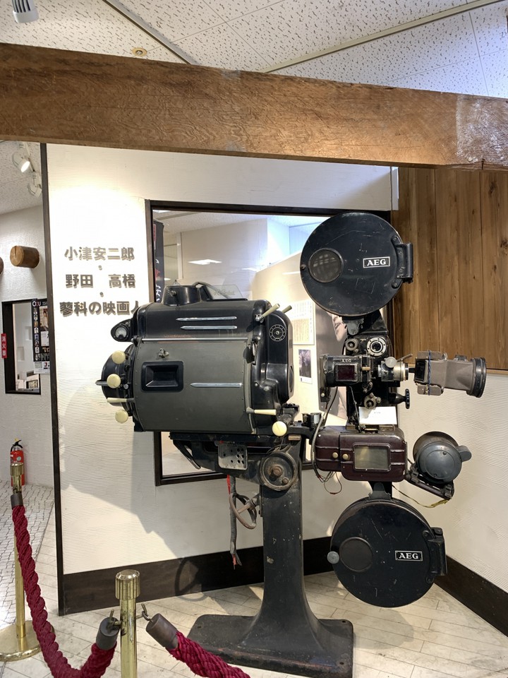 小津コ-ナ-入口の映画用カメラ