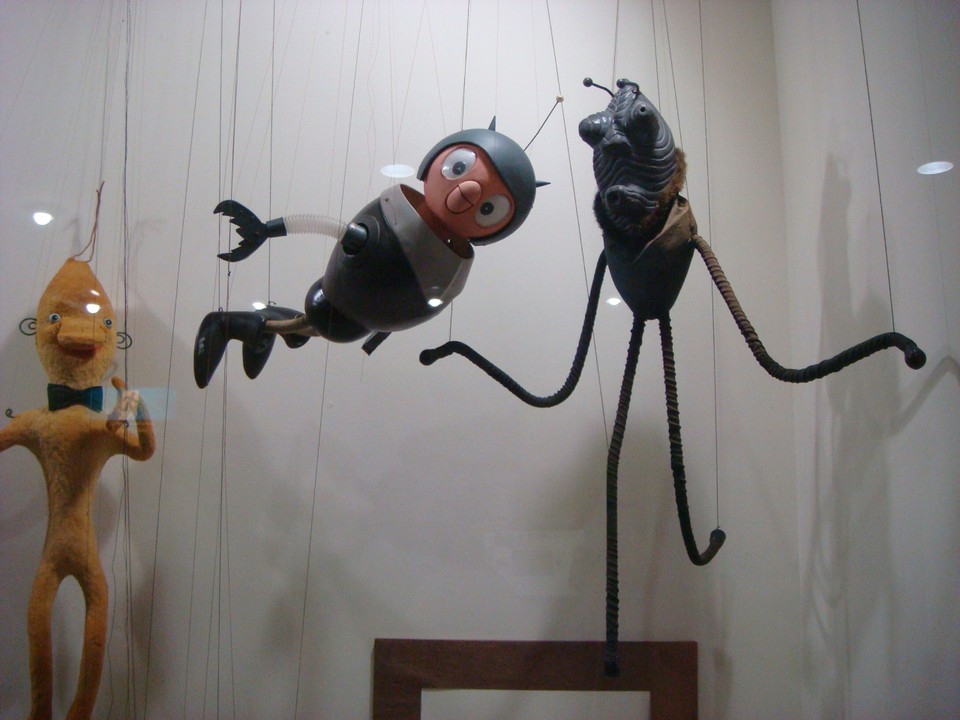 真ん中は、操縦ロボット？