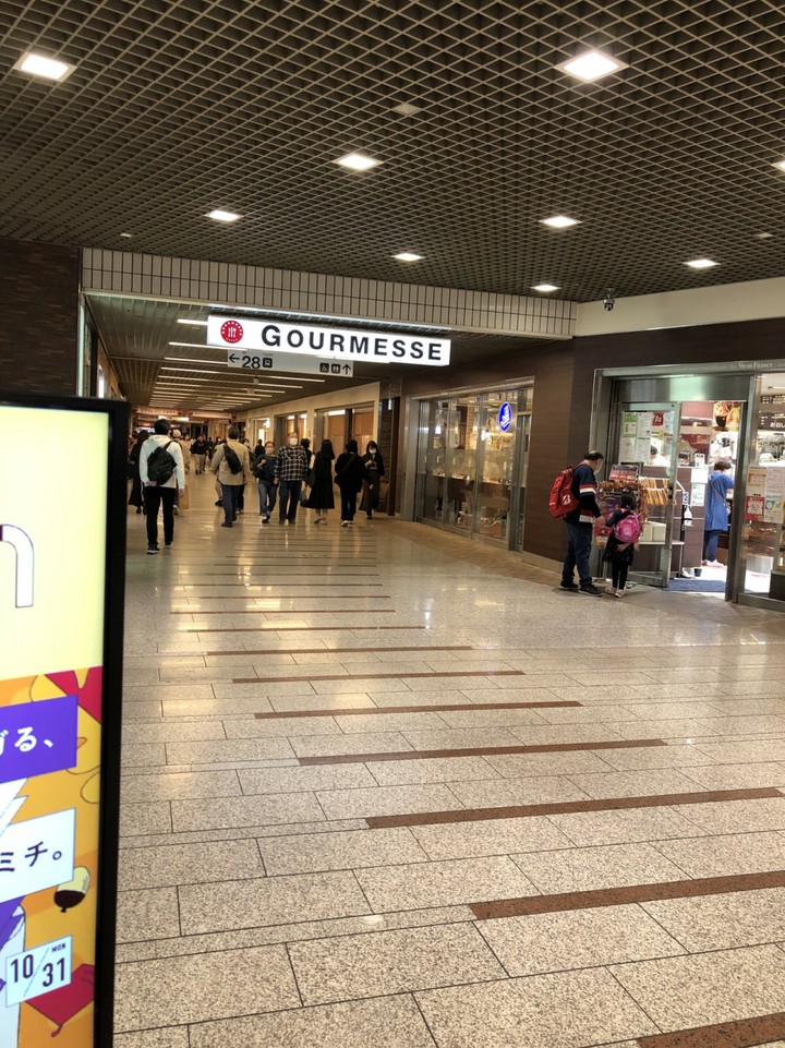 グルメなお店が並ぶグルメロード