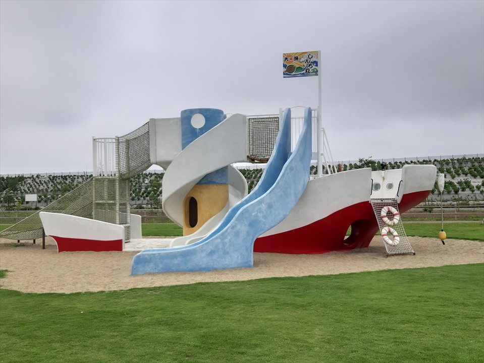 子どもの広場には遊具がいろいろ。