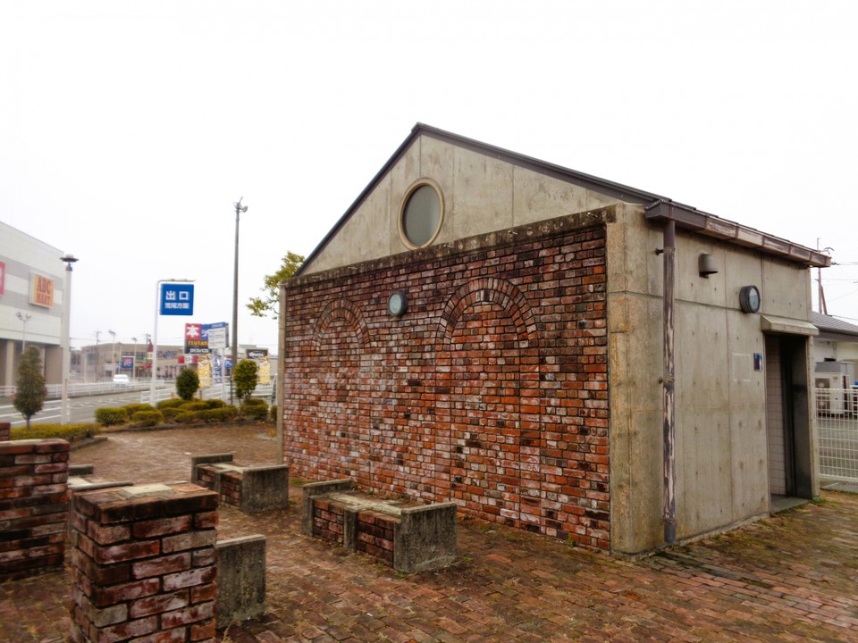 敷地内のトイレは、旧三井三池製作所の建物の煉瓦を再利用