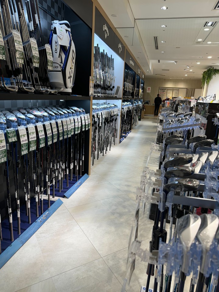 ゴルフクラブがずらりと陳列されている有賀園ゴルフ THE CLUBの店内通路。両サイドには異なるブランドのゴルフクラブが展示されています。