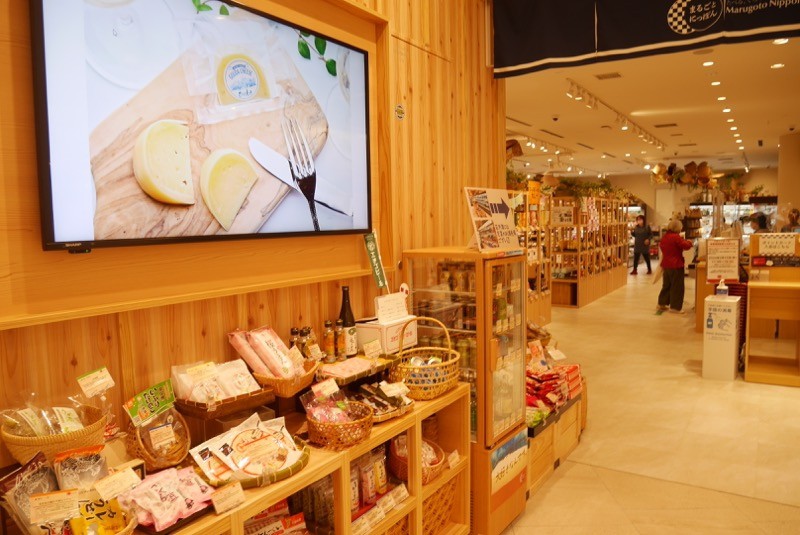 木目調の店内。