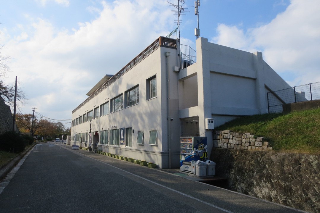 メインスタンドに付属する建物です。
