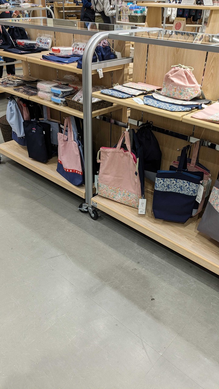 新宿高島屋ハローベビーサロン ランチバッグやトートバッグが陳列された店内。ピンク、紺、花柄のバッグが各種展示されている。