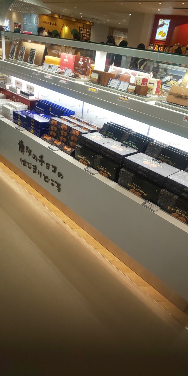 レトロワショコラ×チョコレートショップソラリアプラザ店の内観画像。