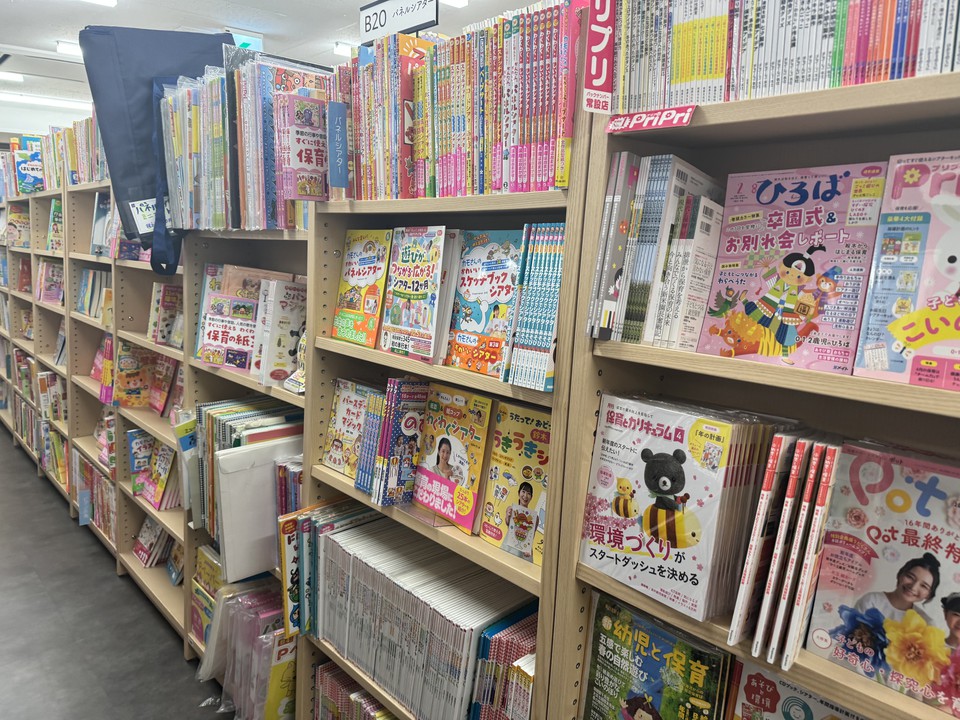 紀伊国屋書店の店舗内の本棚