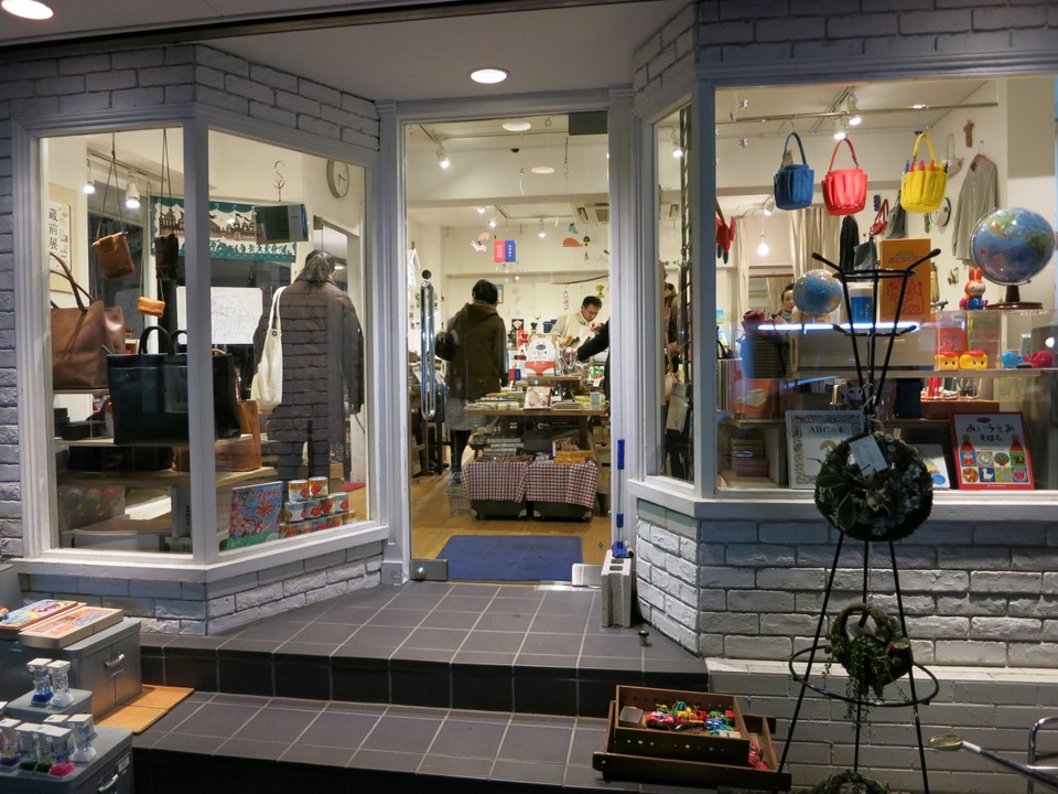 カタカナの店舗外観。