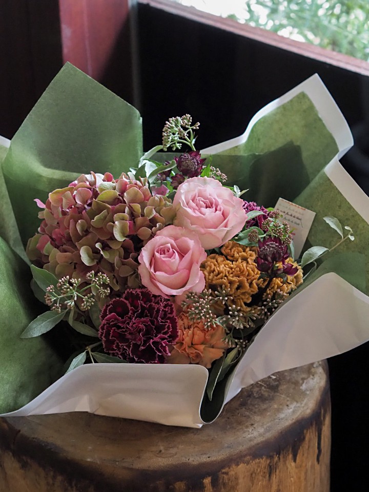 ピンクの薔薇や色とりどりの花束