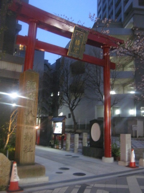 入口には立派な鳥居があります