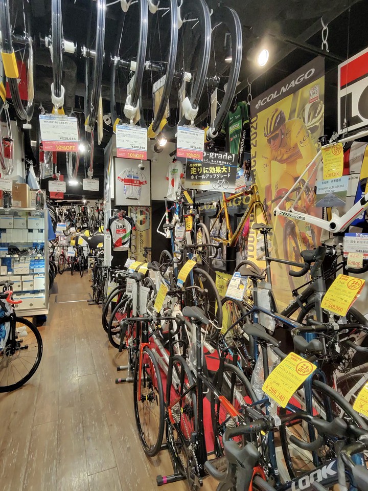 Y'sRoadの店内の商品棚