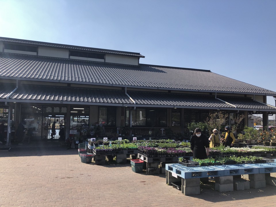 物産を販売する建物 の南側にはテーブルもあります。