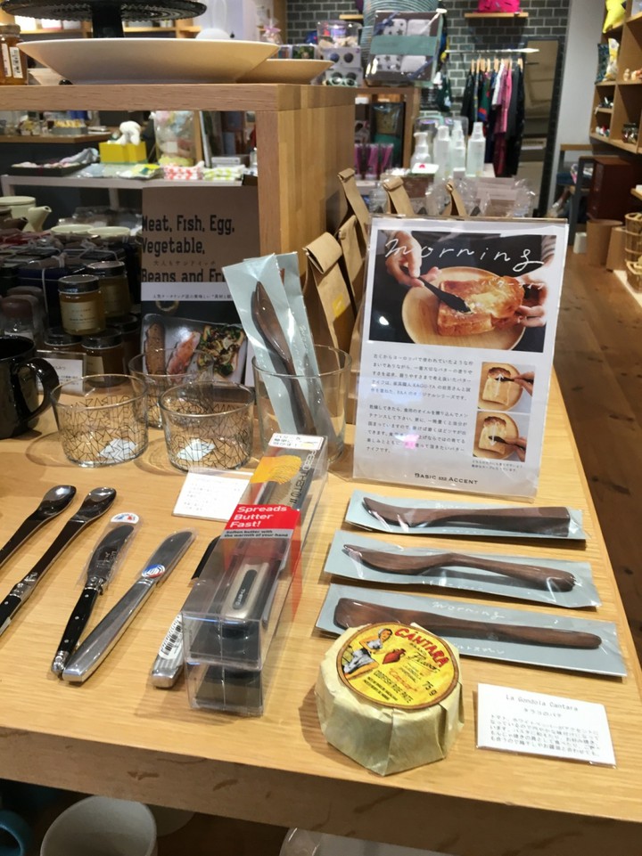ベーシックアンドアクセント自由が丘店の内観画像。