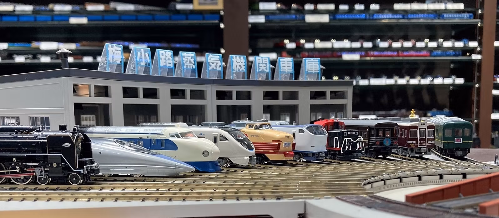 複数の鉄道模型の画像。