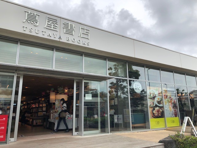 モールの建物の間