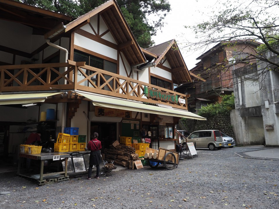管理棟、売店