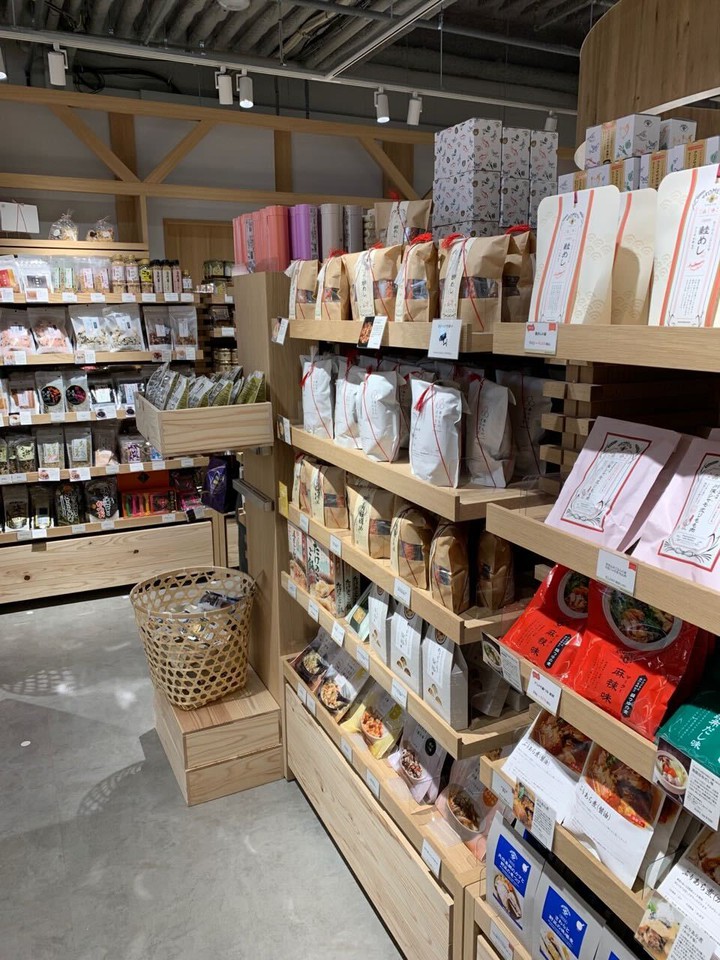 【実際に撮影してきた】AKOMEYA TOKYOこだわりのだしや鯛めしの素などの食品がたくさん並ぶ店内