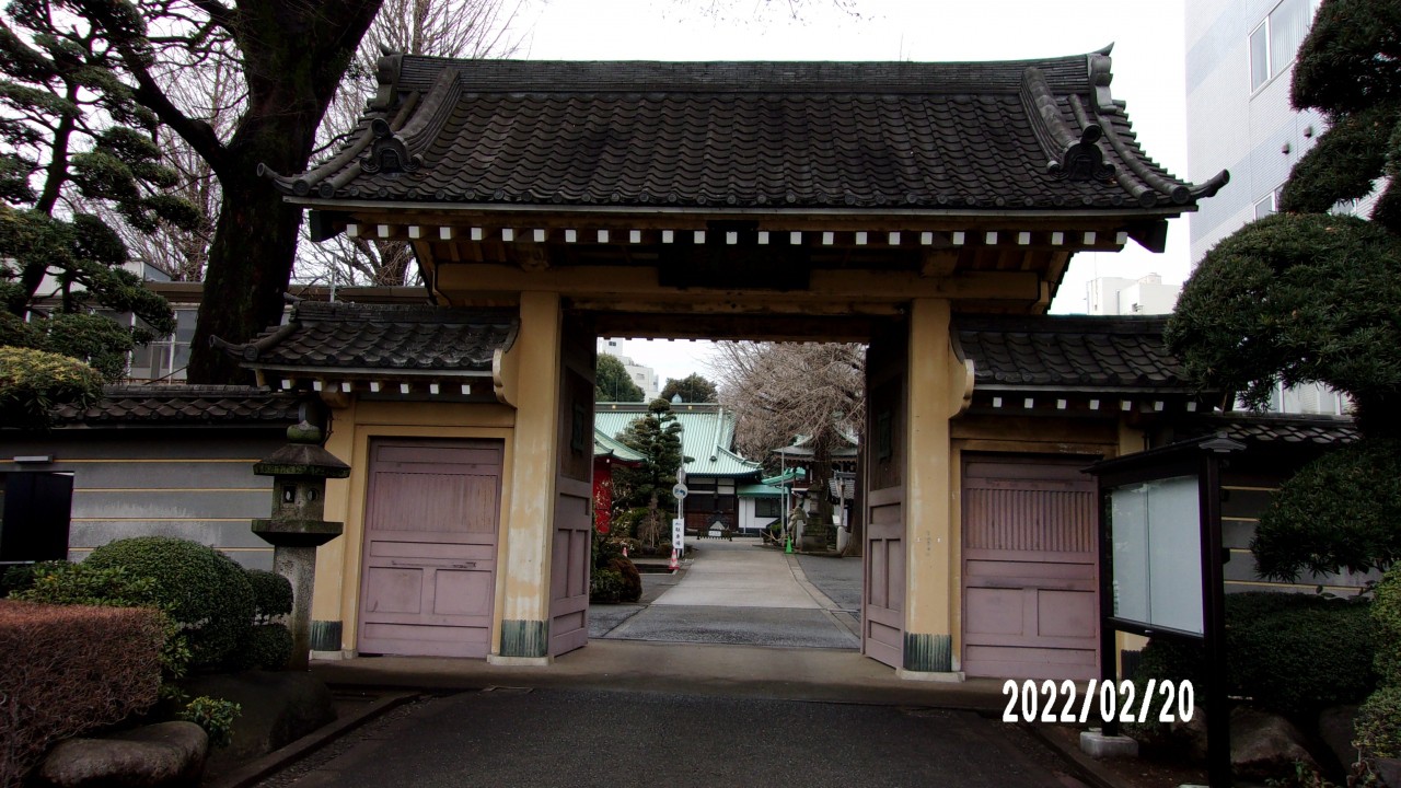 山手通りに面した山門です。