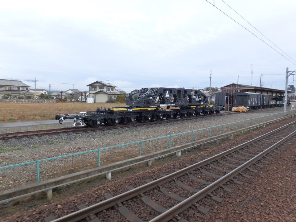 変圧器など巨大構造物を運ぶ貨物車両