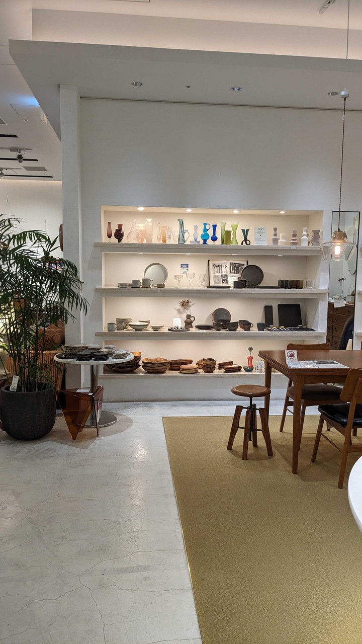 おしゃれな家具とアート作品が飾られたジャーナルスタンダードファニチャーの店内。