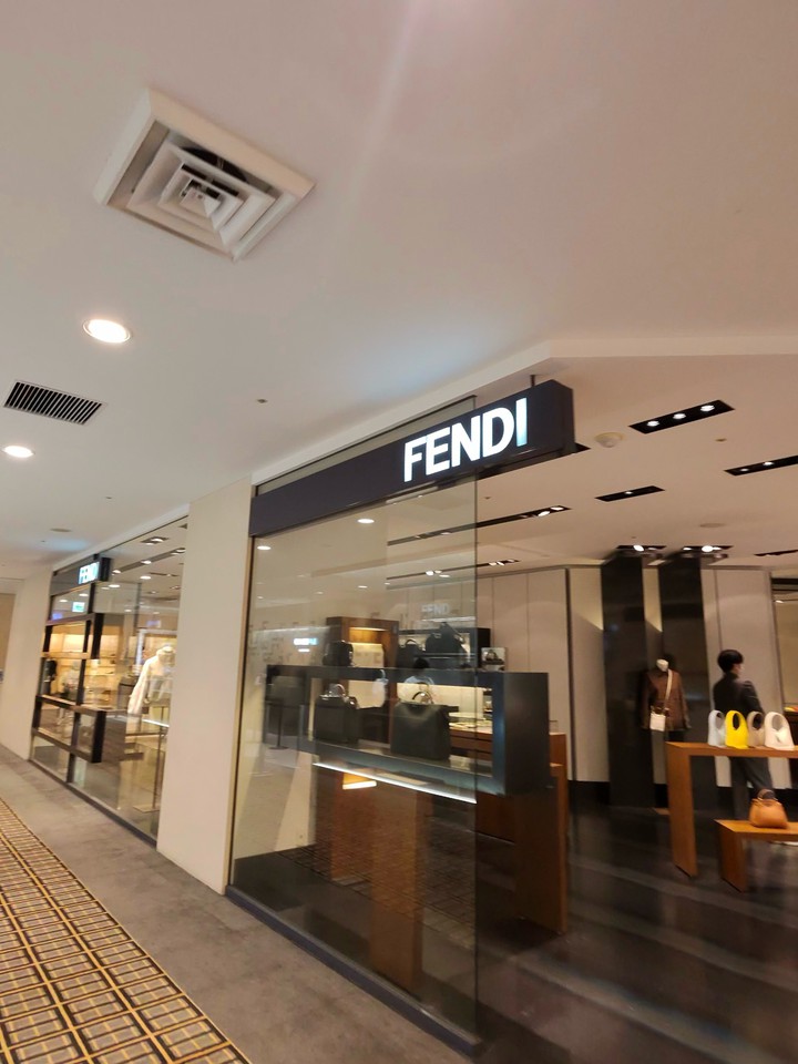 FENDIの高級ブランド店舗入口、バッグとアパレルが展示