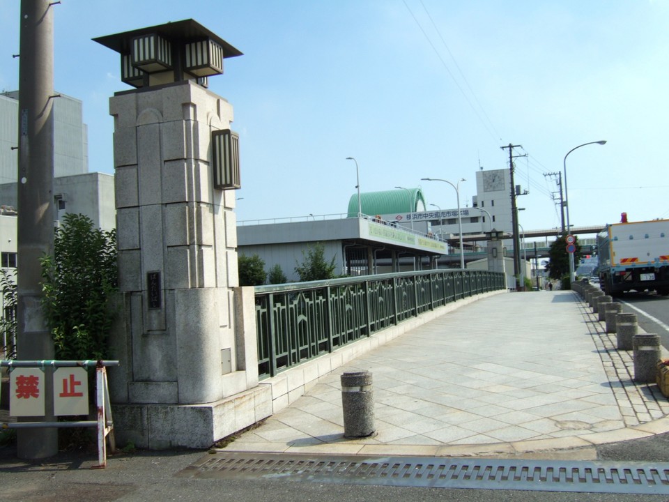 万代橋を渡ると目の前です