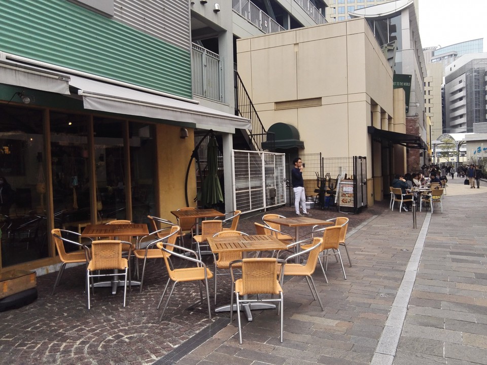パティオのテラス席もここには似合う。