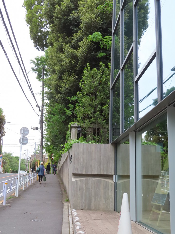 バス停から神社の外壁を眺めて