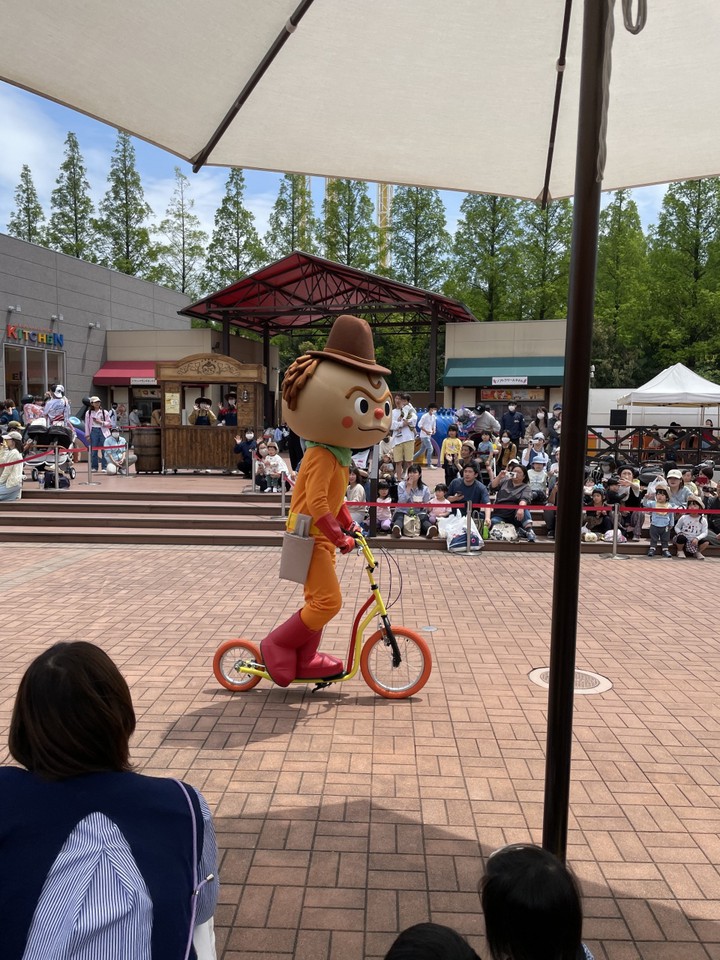 パレードはパラソルの下で鑑賞