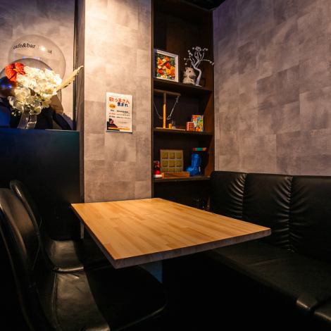 カフェ＆バーE'clatの店内画像。