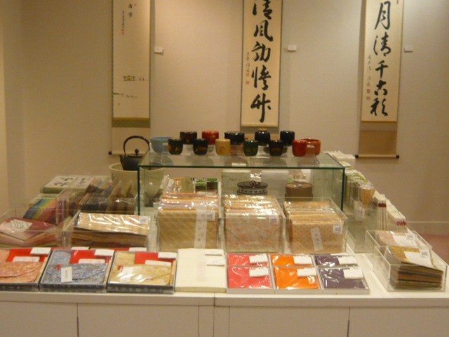 三越劇場の入口の横には、お土産が置かれています。和式のお土産